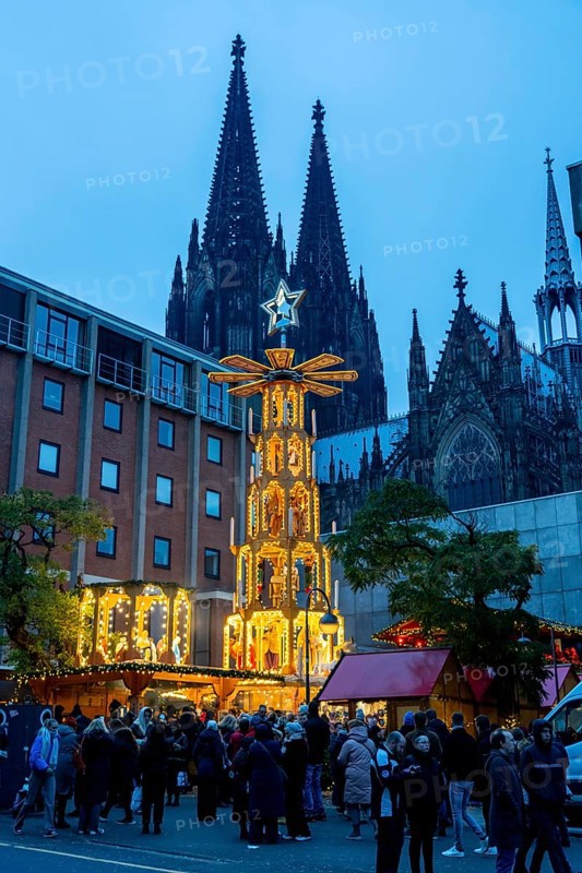 Christmas market at Roncalli Platz am Dom, in the city centre of Cologne, Sunday shopping in Cologne city centre, 1st Advent weekend, North Rhine-Westphalia, Germany, Europe