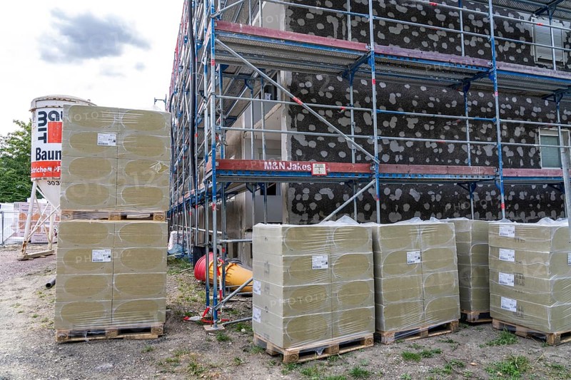 Energy-efficient refurbishment of an apartment block, thermal insulation, new windows and new roof covering