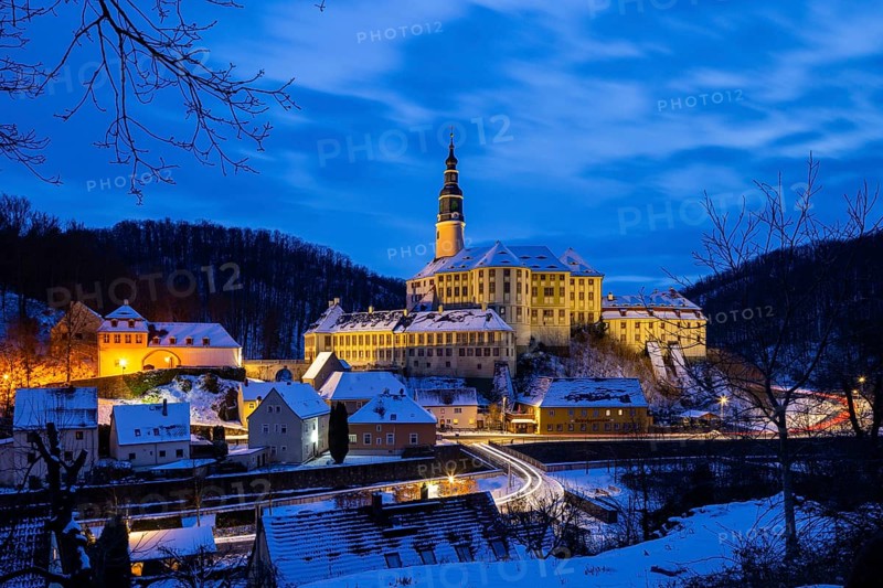 Winter evening in the Müglitz valley, impressively illuminated Weesenstein Castle at the blue hour, Weesenstein, Saxony, Germany, Europe