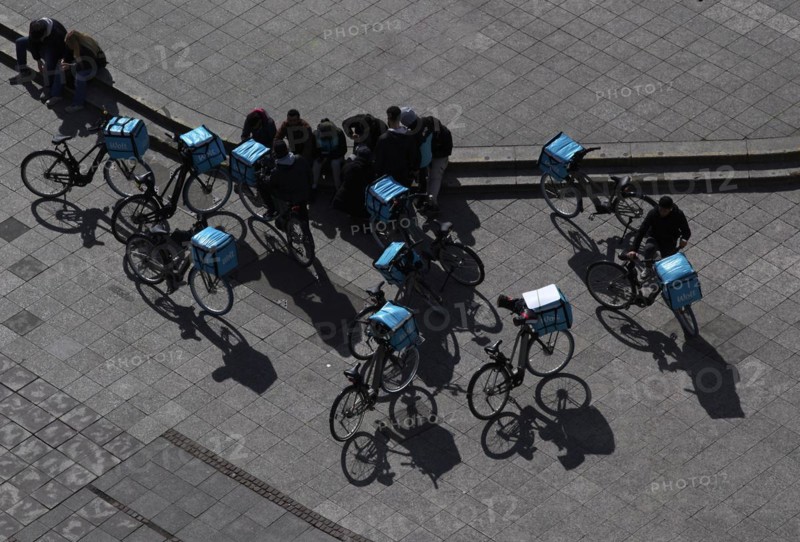 Bicycles and drivers of the food delivery service WOLT at their meeting point, Hauptwache, view from above, bird's eye view, Frankfurt am Main, Hesse, Germany, Europe