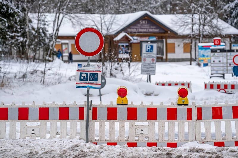 Indications of a ban on entering, car park of a ski area in Winterberg, during the Corona crisis, in Sauerland, tourist hotspot, Winterberg, North Rhine-Westphalia, Sauerland