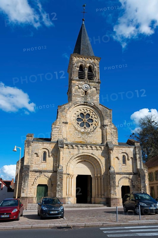 Historische Kirche mit großem Glockenturm und steinerner Fassade unter blauem Himmel mit Wolken in einer europäischen Stadt, Kirche Immaculée-Conception, Kirche unbefleckte Empfängnis, Le Donjon, Allier, Auvergne-Rhône-Alpes, Frankreich