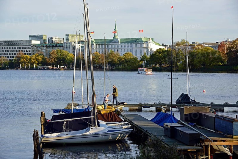 Europe, Germany, Hamburg, Outer Alster Lake, View to Hotel Atlantic, Jetty, Hamburg, Hamburg, Federal Republic of Germany, Europe