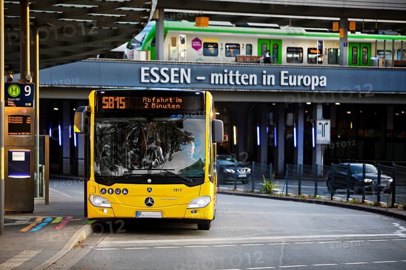 Essener Verkehrsbetriebe bus at the main railway station with local train, public transport, Deutschlandticket, Essen, Ruhr area, North Rhine-Westphalia, Germany, Europe