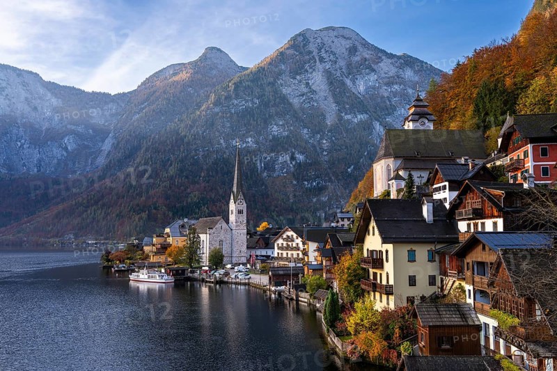 View of Hallstatt and Lake Hallstatt as well as the surrounding mountains. In the morning in autumn. Good weather, blue sky. Hallstatt, Gmunden, Salzkammergut, Upper Austria, Austria, Europe