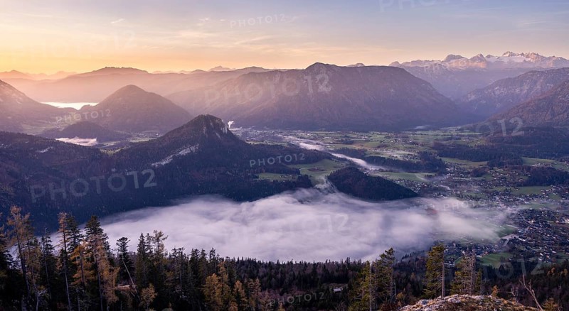 View from Mount Loser to Lake Altaussee, Altaussee, Bad Aussee, Tressenstein, Zinken, Dachstein mountains. Wafts of mist over the lake. In the morning at sunrise. Blue sky. Autumn. Altaussee, Bad Aussee, Ausseer Land, Totes Gebirge, Styria, Upper Austria, Austria, Europe