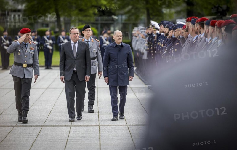 Olaf Scholz (R, SPD), Federal Chancellor, and Boris Pistorius, Federal Minister of Defence, during the acknowledgement of the Mali missions, closing address at the Federal Ministry of Defence