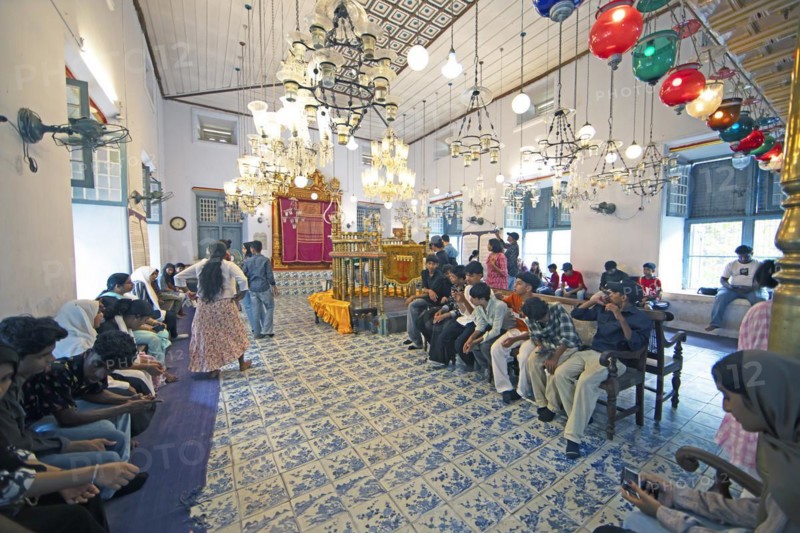 Indian visitors in the interior of the Paradesi Synagogue, Matancherry, Jewish Town, Kochi, Kerala, India, Asia