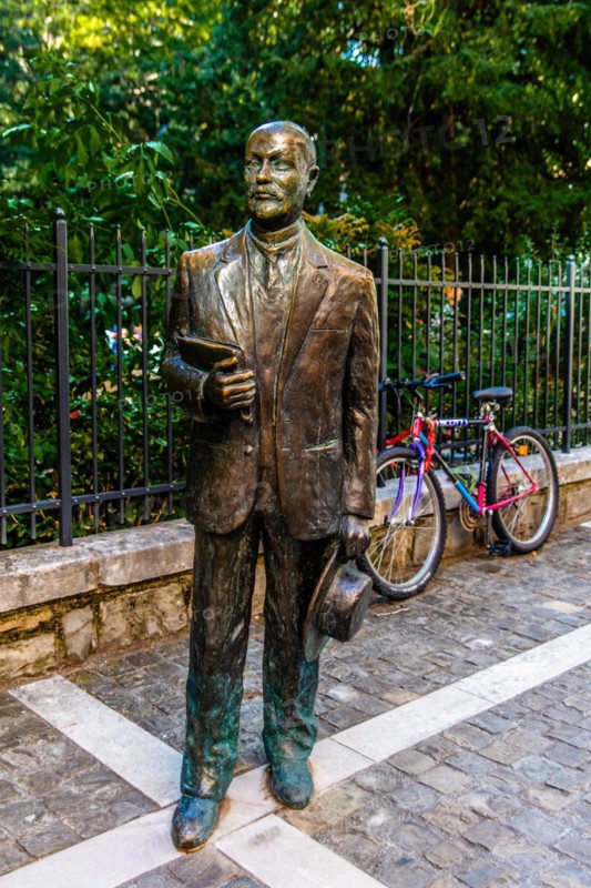 Statue of Italo Svevo, by Nino Spagnoli, considered the leading Italian novelist of the 20th century, Cavana district with its numerous bars and restaurants, Trieste, harbour city on the Adriatic, Friuli, Italy, Trieste, Friuli, Italy, Europe