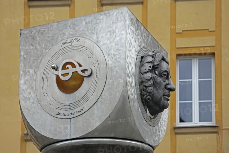 Sculpture AnsBACH-SÄULE by Jürgen Goertz 2003, monument to Johann Sebastian Bach and composition Musikalisches Opfer, head, face, treble clef, detail, steel, grey, Martin-Luther-Platz, Ansbach, Middle Franconia, Franconia, Bavaria, Germany, Europe