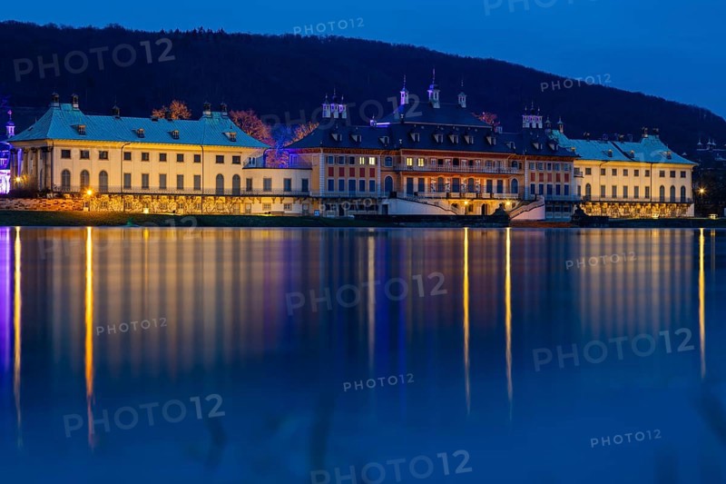 Due to the heavy precipitation in the form of snow and rain, the Elbe has risen again. The Elbe meadows at Pirna Castle are partially flooded, Dresden, Saxony, Germany, Europe