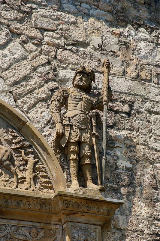 Stone figures, statue, male warrior above portal, detail, armour, weapons, decoration, Hohentübingen Palace, Museum of the University of Tübingen MUT, higher education institution, historical building, place of learning, Renaissance complex built in the 16th century, Eberhard Karls University of Tübingen, Tübingen, Baden-Württemberg, Germany, Europe