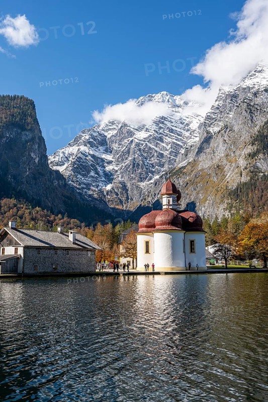 Königssee with Watzmann massif and pilgrimage church St. Bartholomä, autumnal mountain landscape, Berchtesgaden National Park, Berchtesgadener Land, Upper Bavaria, Bavaria, Germany, Europe