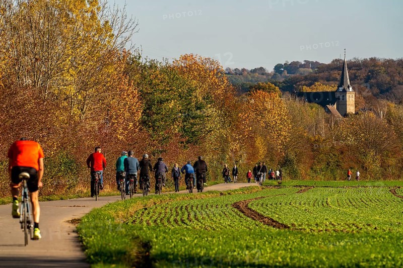 Cycle path through the Ruhraue near Essen-Kettwig, in the south of Essen, Marktkirche, part of the Ruhr Valley cycle path, North Rhine-Westphalia, Germany, Europe