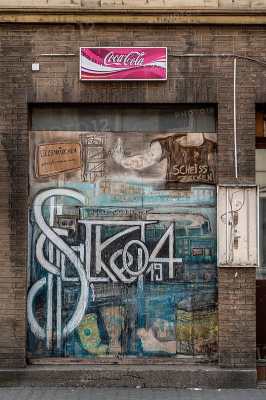 The Schalke Mile, Mile of Tradition, Kurt-Schumacher-Straße in Gelsenkirchen-Schalke, side street, Uechtingstrasse, dilapidated house, facade, closed kiosk with Schalke mural, Gelsenkirchen, North Rhine-Westphalia, Germany, Europe