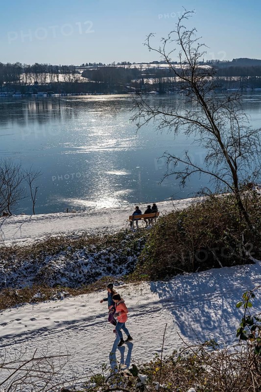 Winter in the Ruhr area, Lake Baldeney, snow-covered, partly frozen lake, walkers on the lakeside path, west bank, Essen, North Rhine-Westphalia, Germany, Europe