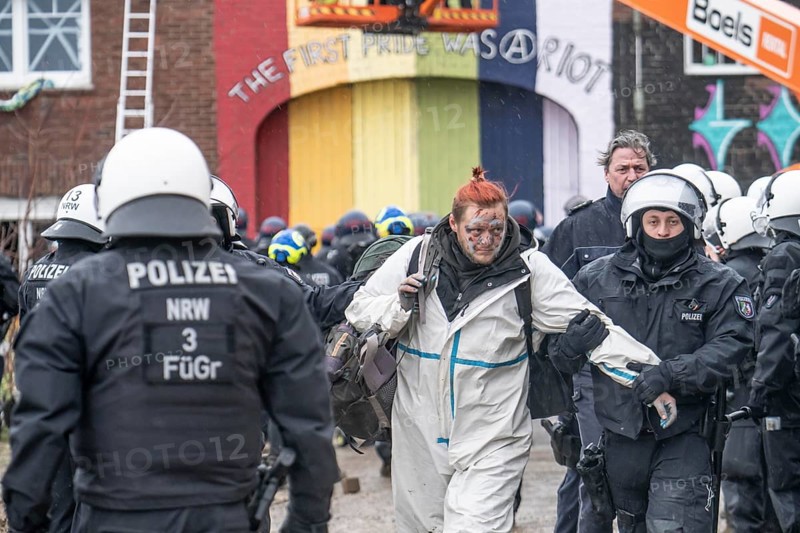 2nd day of the eviction of the Lützerath hamlet, occupied buildings of the former farm, by climate activists at the Garzweiler 2 opencast lignite mine, by the police, Erkelenz, North Rhine-Westphalia, Germany, Europe