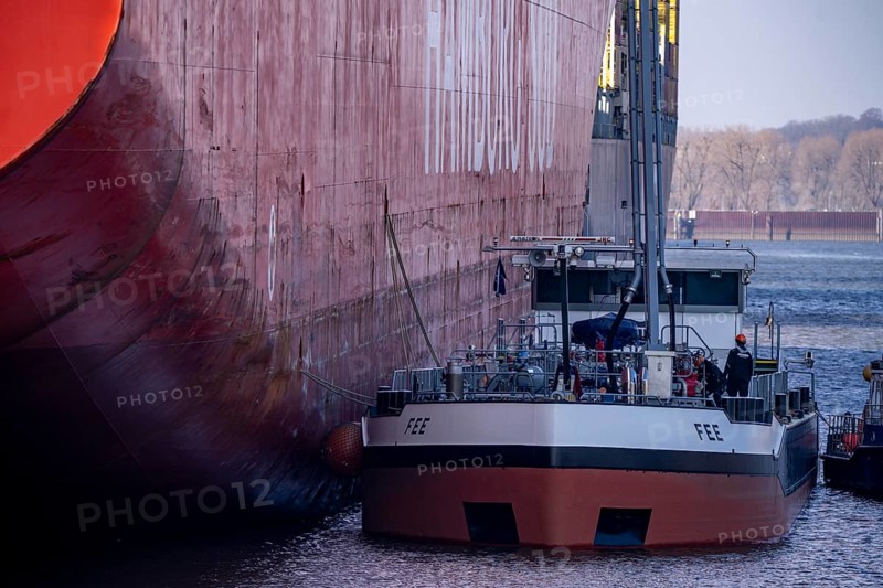 Port of Hamburg, Waltershofer Hafen, EUROGATE Container Terminal, container freighter Cap San Sounio, Reederei Hamburg Süd, is refuelled by the tanker Fee, Hamburg, Germany, Europe