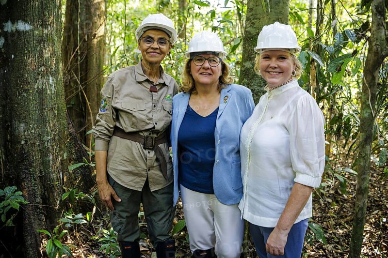 Svenja Schulze (SPD), Federal Minister for Economic Cooperation and Development, together with the Minister for International Development of Norway, Anne Beate Tvinnereim, and the Brazilian Minister for Environment and Climate, Marina Silva, visits the cooperative of the traditional local population, COOMFLONA, in the Tapajos National Forest Here explaining the extraction of Copaiba oil from a tree. Tapajos National Forest, 19.07.2024. Photographed on behalf of the Federal Ministry for Economic Cooperation and Development