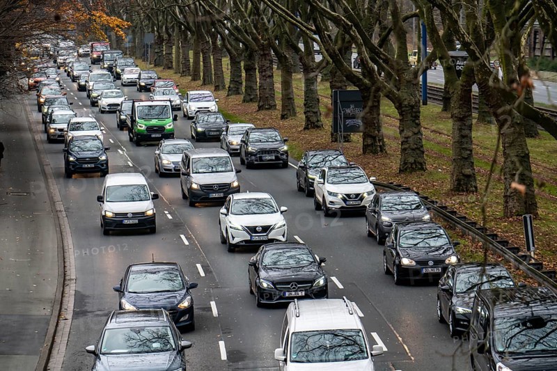 City centre traffic, 3-lane Westfalendamm, federal road B1, heavy traffic, North Rhine-Westphalia, Germany, Dortmund, Europe