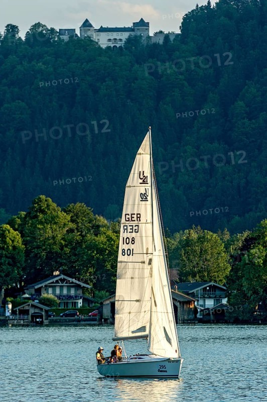 Sailing boat on Lake Tegernsee, warm evening light, above Ringberg Castle, heritage-protected monument, Tegernsee Mountains, Mangfall mountains, Bavarian Prealps, Alps, Upper Bavaria, Bavaria, Germany, Europe