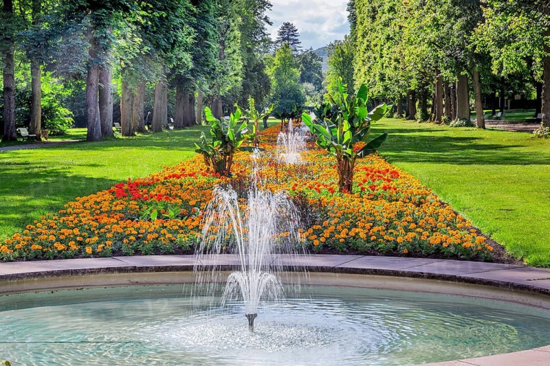 Fountain avenue in the spa gardens, spa town Bad Pyrmont, Lower Saxony state spa, Emmer, Emmertal, Weserbergland, Lower Saxony, Germany, Europe