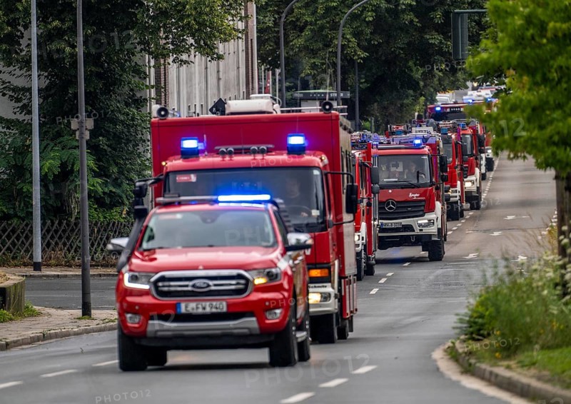 Fire engines from Essen, Mülheim and Oberhausen, with 140 firefighters, on the way to an emergency exercise, column journey with 30 emergency vehicles, with flashing blue lights and sirens, Essen, North Rhine-Westphalia