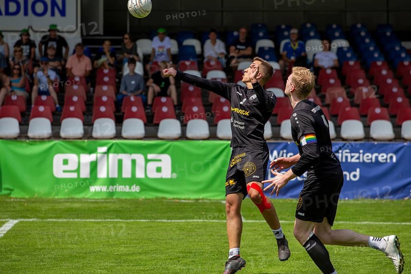 Fistball: TSV Pfungstadt against DSG UKJ Froschberg (IFA 2024 Fistball World Tour Finals Mannheim, preliminary round match Group A) . Picture: Dennis Gruber (2) and Patrick Thomas (1), Pfungstadt