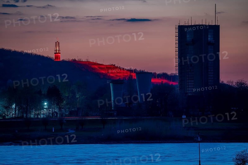 Rhine near Duisburg-Beeckerwerth, Rheinpreussen spoil tip in Mörs, spoil tip sign Das Geleucht, winding tower of the former Rheinpreussen Schacht VIII colliery, Duisburg, North Rhine-Westphalia, Germany, Europe