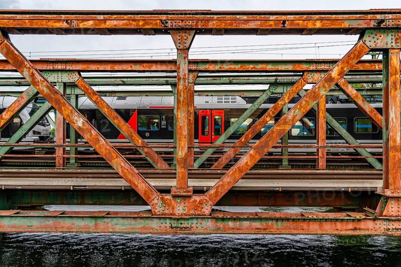 Railway bridges over the Rhine-Herne Canal near Oberhausen, for passenger and freight transport, old steel truss bridges, local train, Oberhausen, North Rhine-Westphalia, Germany, Europe