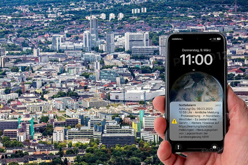 Mobile phone screen when the test alarm is triggered by Cell Broadcast, on the warning day in North Rhine-Westphalia, the state-wide test alarm takes place on 09.03.23, in addition to sirens, loudspeaker announcements, warning apps, messages on radio, television, internet and social media, the state triggers the more than 1100 digital display boards, mostly in cities, for the first time centrally as a warning tool