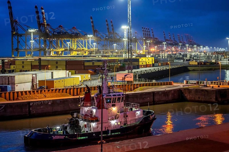 Container terminal in the seaport of Bremerhaven, Eurogate Container Terminal, Nordschleuse, harbour tug VB Bremerhaven, Bremen, Germany, Europe