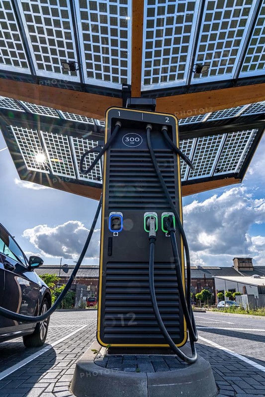 E-fuelling station on the site of the former Lohberg colliery in Dinslaken, 4 300 kW fast-charging columns, from the provider Fastend, the charging current comes from renewable energies, part of it from the photovoltaic roof of the e-fuelling station, North Rhine-Westphalia, Germany, Europe