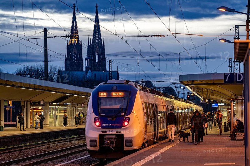 Cologne Trade Fair Centre/Deutz, platform, Cologne Cathedral, National Express, regional train, Cologne, North Rhine-Westphalia, Germany, Europe