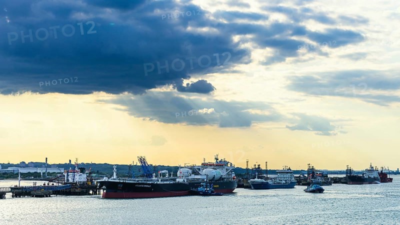 Gas tankers and refinery Esso Oil Terminal, Southampton, Hampshire, England, United Kingdom, Europe