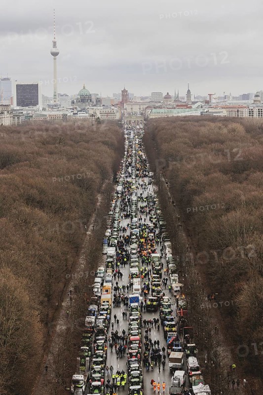 Road blockades, taken as part of the farmers' protests in Berlin, 15 January 2024. 10, 000 participants are expected on Monday as part of the farmers' protest week. Among other things, they are protesting against the austerity plans of the traffic light government