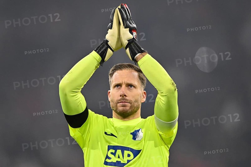 Goalkeeper Oliver Baumann TSG 1899 Hoffenheim (01) Gesture, gesture, portrait, thanks travelling fans, Allianz Arena, Munich, Bavaria, Germany, Europe