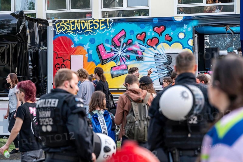 Demo against the AFD party conference in the Grugahalle in Essen, over 5000 participants came to Essen for a rave demo, Bass gegen Hass, which led to the Grugahalle, North Rhine-Westphalia, Germany, Europe