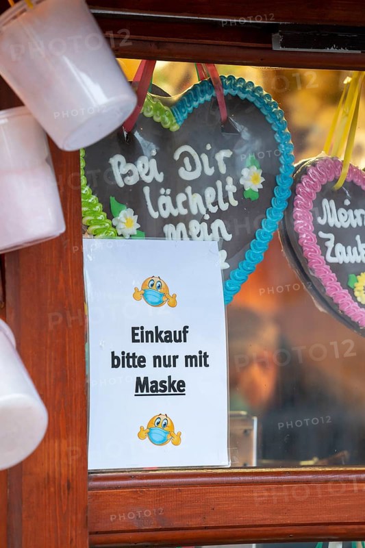Christmas market in the city centre, Königsstrasse, during the fourth Corona wave, 2G regulation, signs, in Duisburg, North Rhine-Westphalia, Germany, Europe