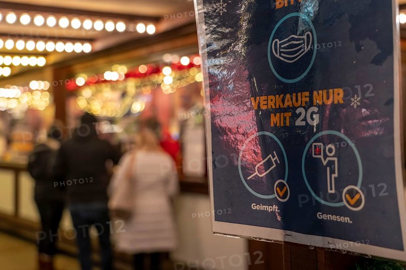 Mulled wine stand at the Christmas market at Kennedyplatz, at the Zwölfling, reference to the 2G rules, in Essen, during the Corona crisis, in December 2021, few visitors, 2G regulation, North Rhine-Westphalia, Germany, Europe