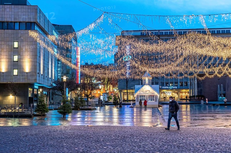 Christmas lockdown in the Corona crisis, empty shopping street, closed shops, hardly any passers-by, pedestrian zone Kennedy Platz, where the big Christmas market usually takes place, Essen, North Rhine-Westphalia, Germany, Europe