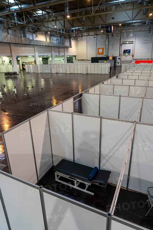 Construction of a vaccination centre for corona vaccinations, in a hall at Messe Essen, by the city, the fire brigade and various aid organisations, construction of 12 vaccination lines for daily vaccination of up to 2, 400 people, operated by the North Rhine-Westphalia Association of Statutory Health Insurance Physicians, vaccination booths for the 12 vaccination lines