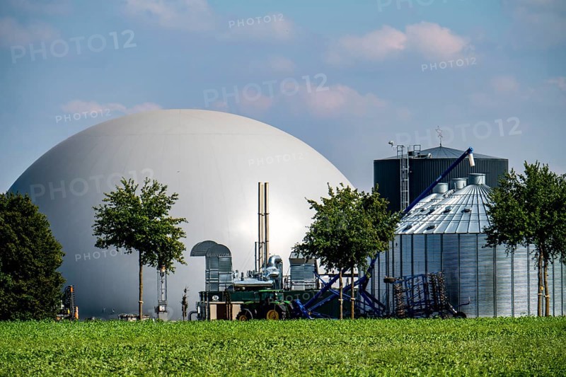 Biogas plant, storage silos, large buffer tank for hot water for intermediate energy storage, dome-shaped gas storage facility, Rietberg, North Rhine-Westphalia, Germany, Europe