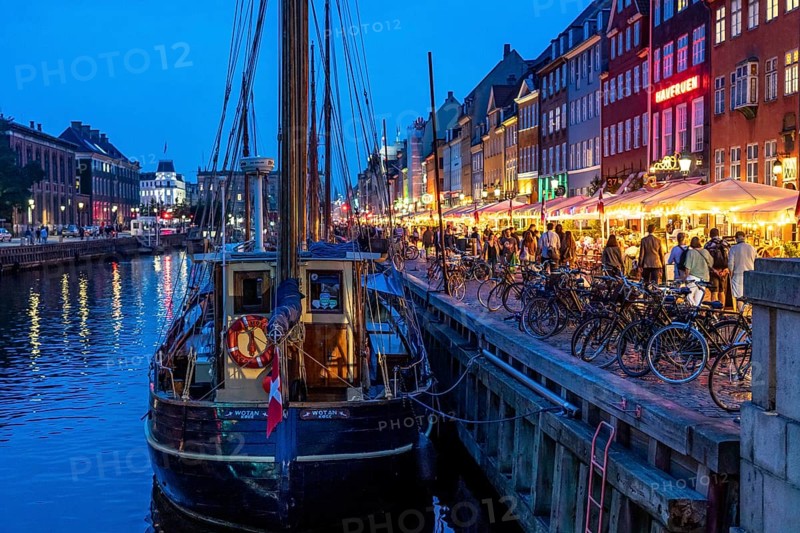 Nyhavn, in the Frederiksstaden district, in the evening, harbour district with houses over 300 years old, promenade with many cafés, pubs, restaurants, canal, tourist attraction, Copenhagen, Denmark, Europe