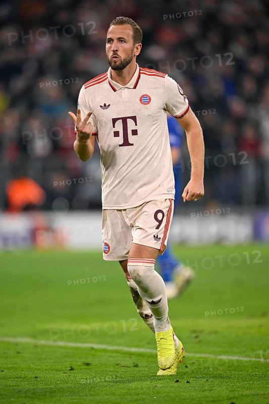 Goal celebration, Harry Kane FC Bayern Munich FCB (09) celebrates hat-trick, gesture, three goals, Champions League, Allianz Arena, Munich, Bayern, Germany, Europe