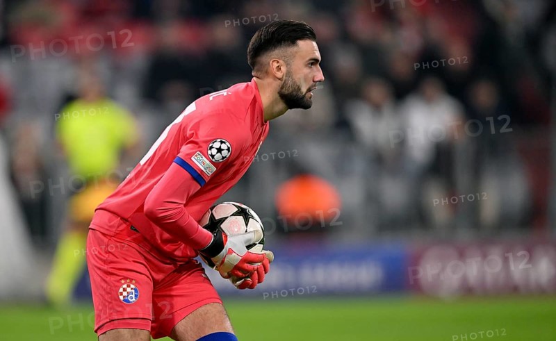Goalkeeper Ivan Nevistic GNK Dinamo Zagreb (33) with ball, Champions League, Allianz Arena, Munich, Bavaria, Germany, Europe