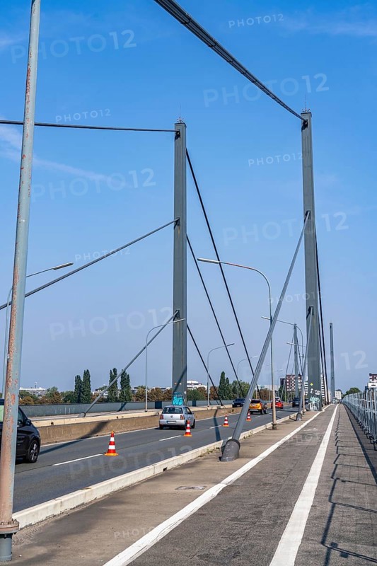 The Theodor-Heuss-Bridge, Rhine crossing, cable-stayed bridge, first road bridge of the so-called Düsseldorf bridge family, is dilapidated, concrete damage, closed to vehicles over 30 tonnes total weight, planning of a new replacement has started, Düsseldorf, North Rhine-Westphalia, Germany, Europe