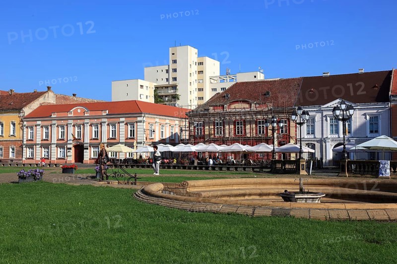 Houses at Piata Unirii, Unification Square, left house, Zu den 7 Kurfuersten is Langau Gymnasium, right building, House Johann Szervinatz, in front of it the 400 m deep Artesian Well, Timisoara, Timisoara, Banat, Romania, Europe