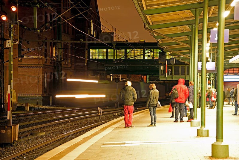 Europe, Germany, Hamburg, Harburg, railway station at night, platform, Hamburg, Hamburg, Federal Republic of Germany, Europe