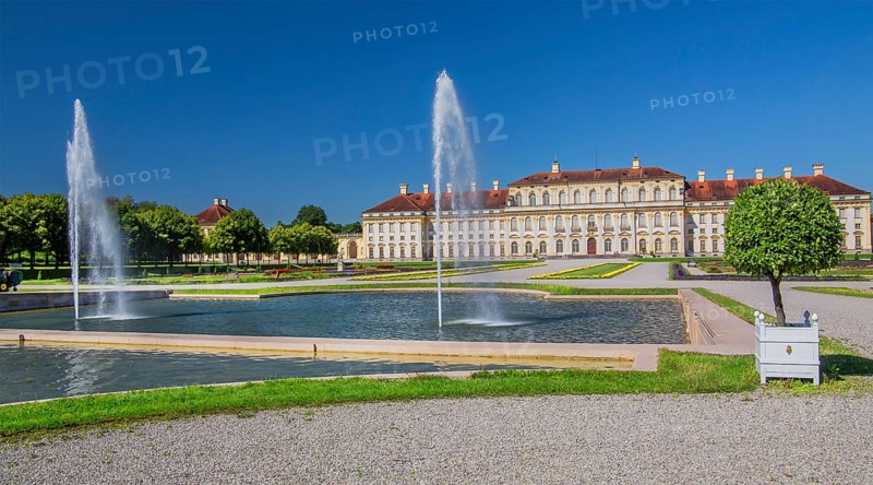 Garden parterre with fountain in front of the New Palace in the Schleissheim Palace complex, Oberschleissheim near Munich, Upper Bavaria, Bavaria, Germany, Europe